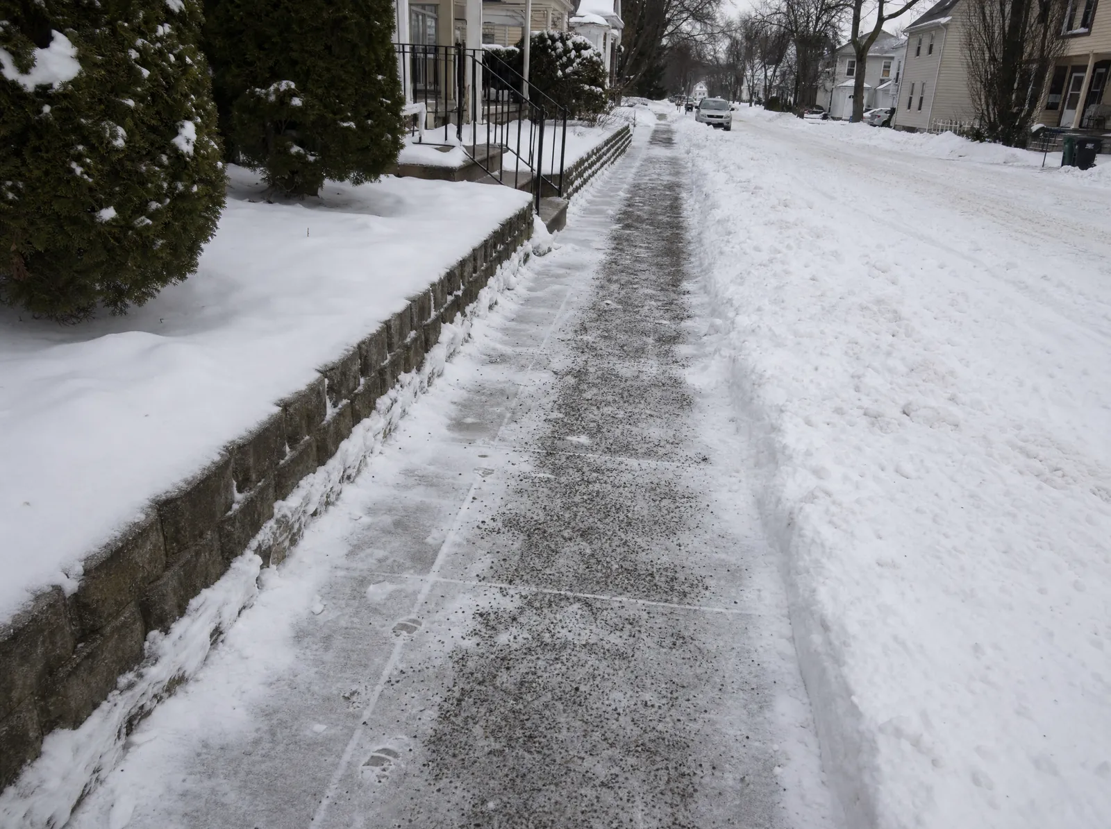 Geräumter und gestreuter Gehweg im Winter